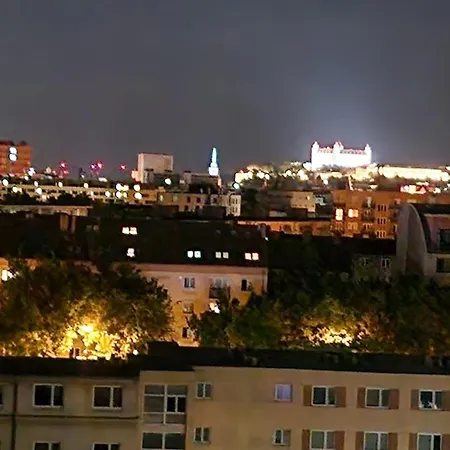 2 Izbovy S Vyhladom Na Bratislavsky Hrad Appartamento *
